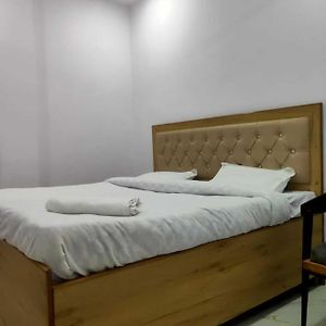 Hotel Cozy - Near Us Embassy
